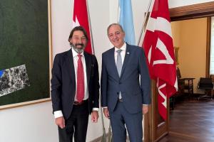 El embajador Gustavo Lunazzi junto al Sindaco Michele Foletti